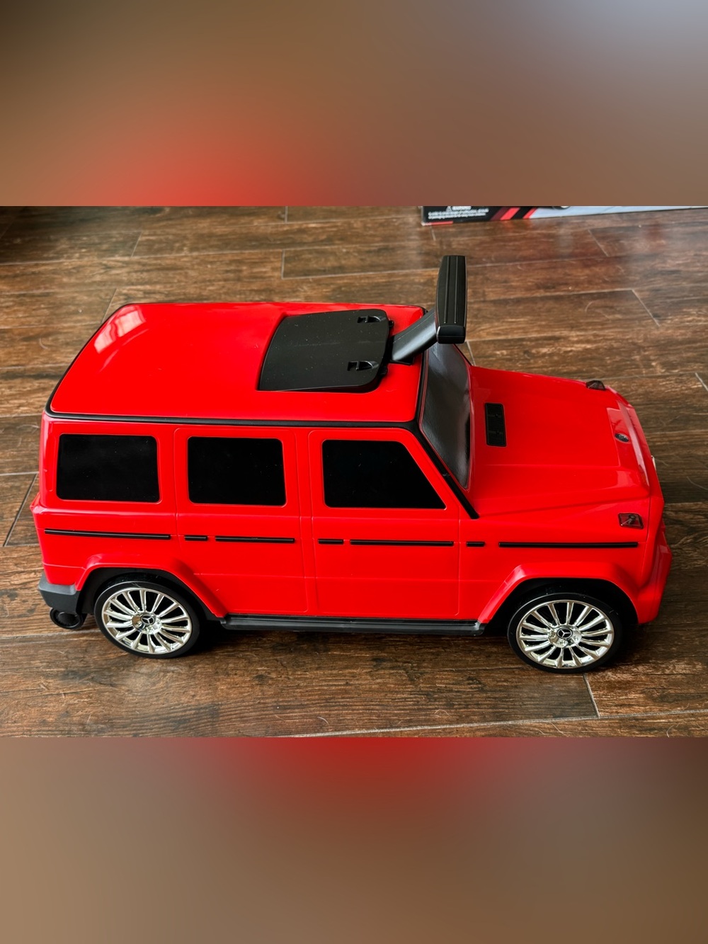 Mercedes-Benz G-Class Red Ride-On Suitcase - Picture 4 of 8